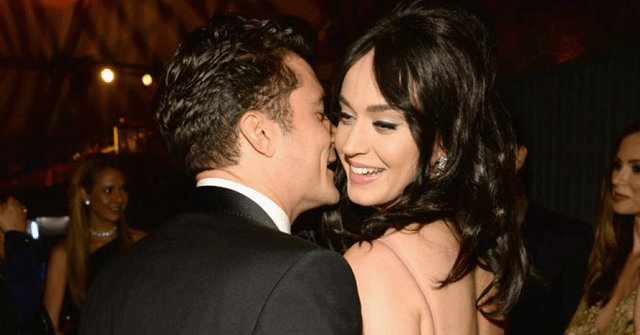 Orlando Bloom susurra oído de Katy Perry Katy Perry y Orlando Bloom Globos de Oro